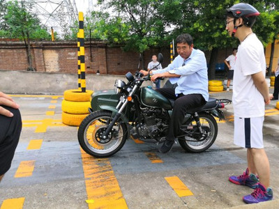 D三轮摩托全周班